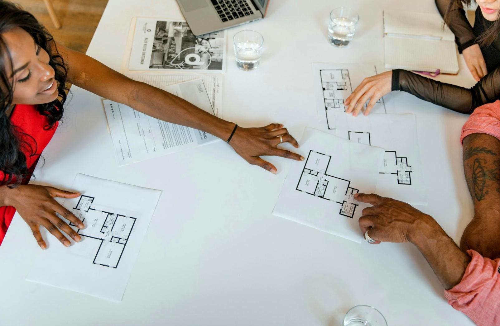 Современный конференц-зал с панорамными окнами и профессиональным освещением