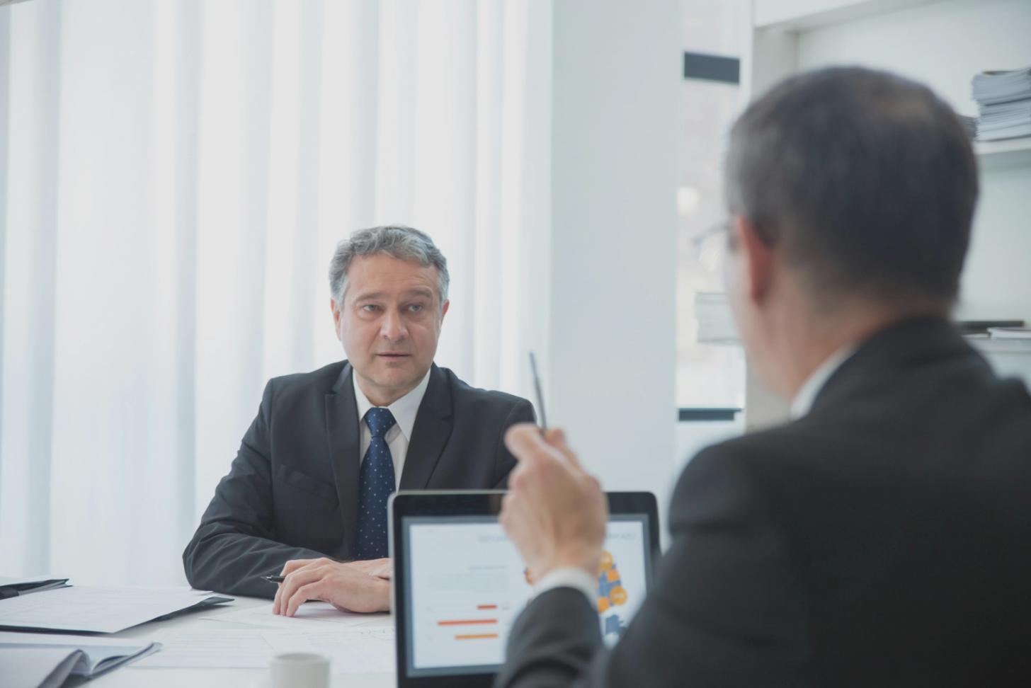 Интерьер современного конференц-зала с рядами стульев